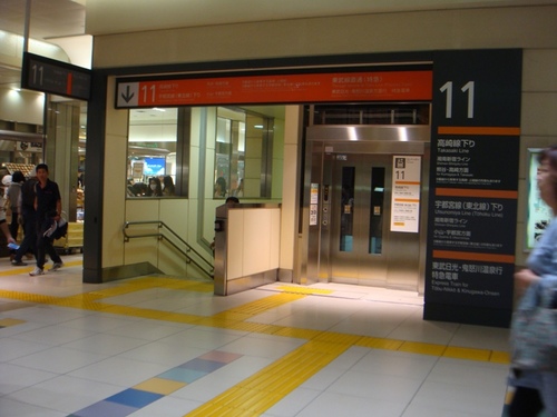 １１番線のエレベーター.JPG